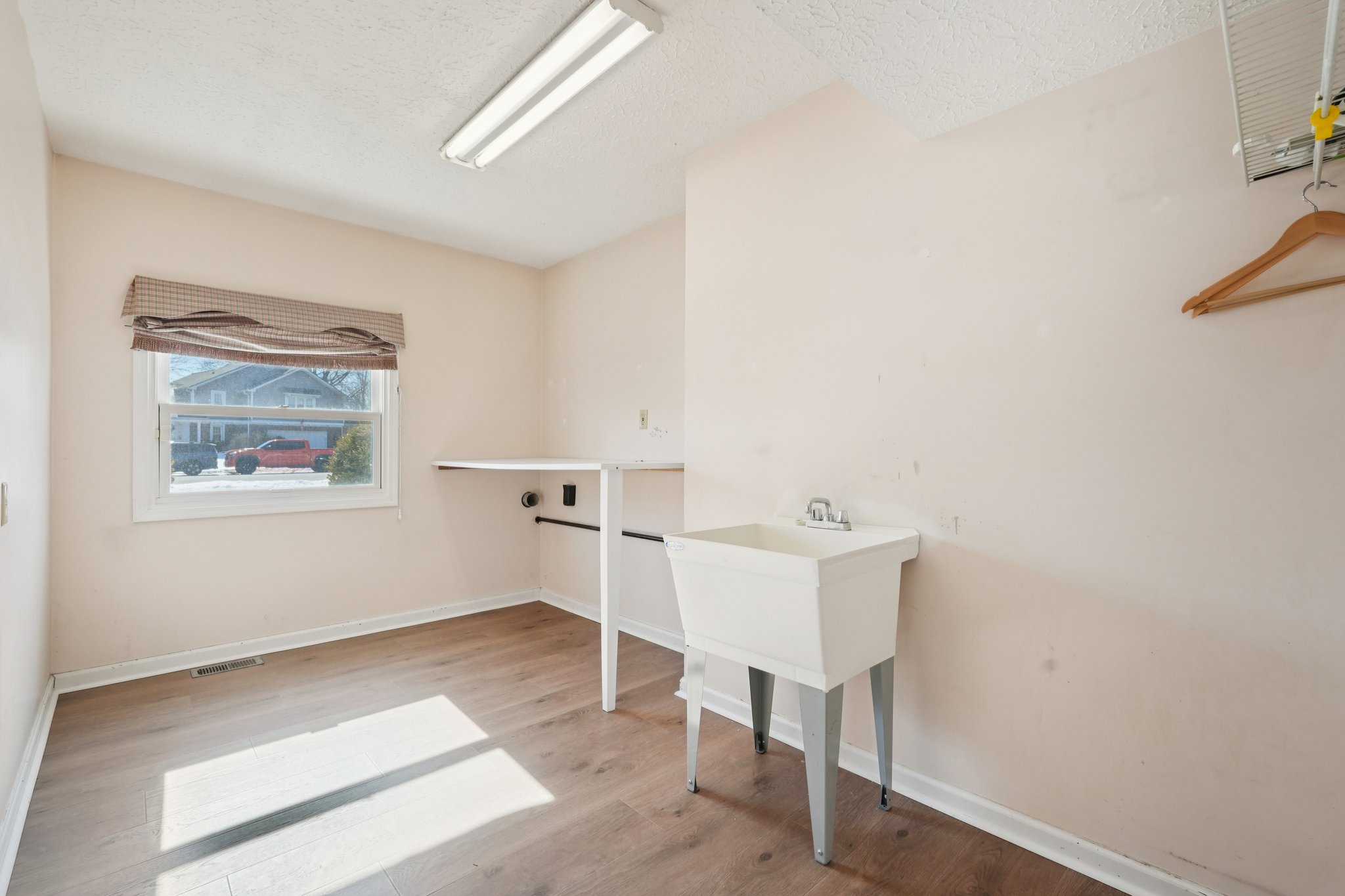 Greyhound Cir-S1202-044.jpg