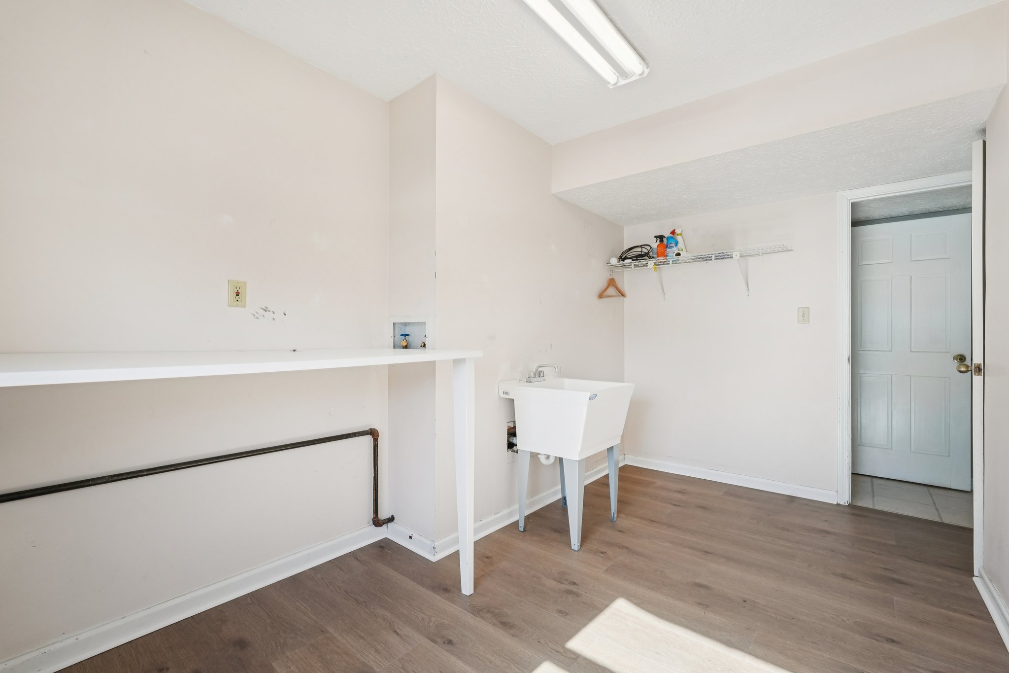 Greyhound Cir-S1202-045.jpg