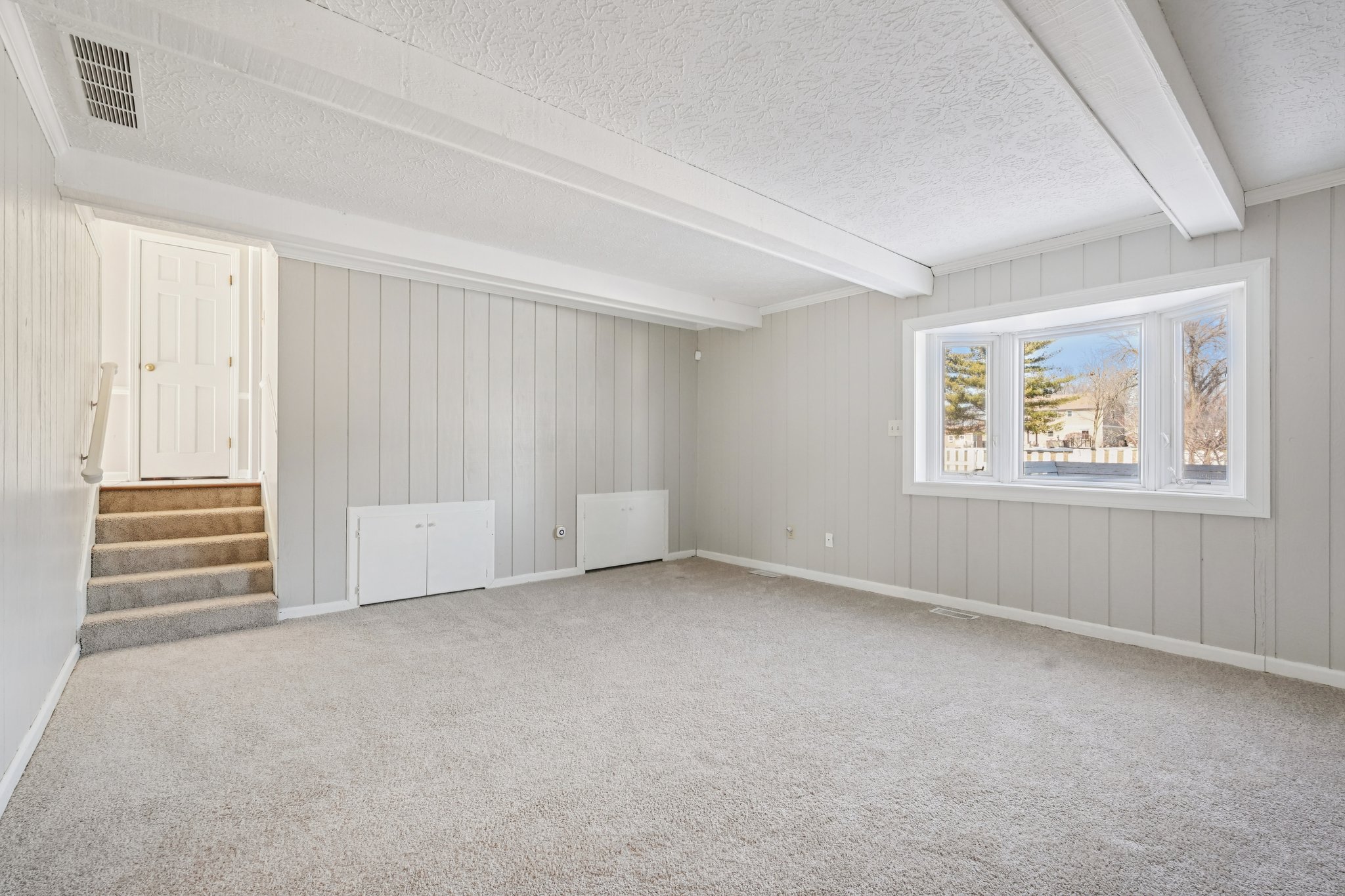 Greyhound Cir-S1202-047.jpg