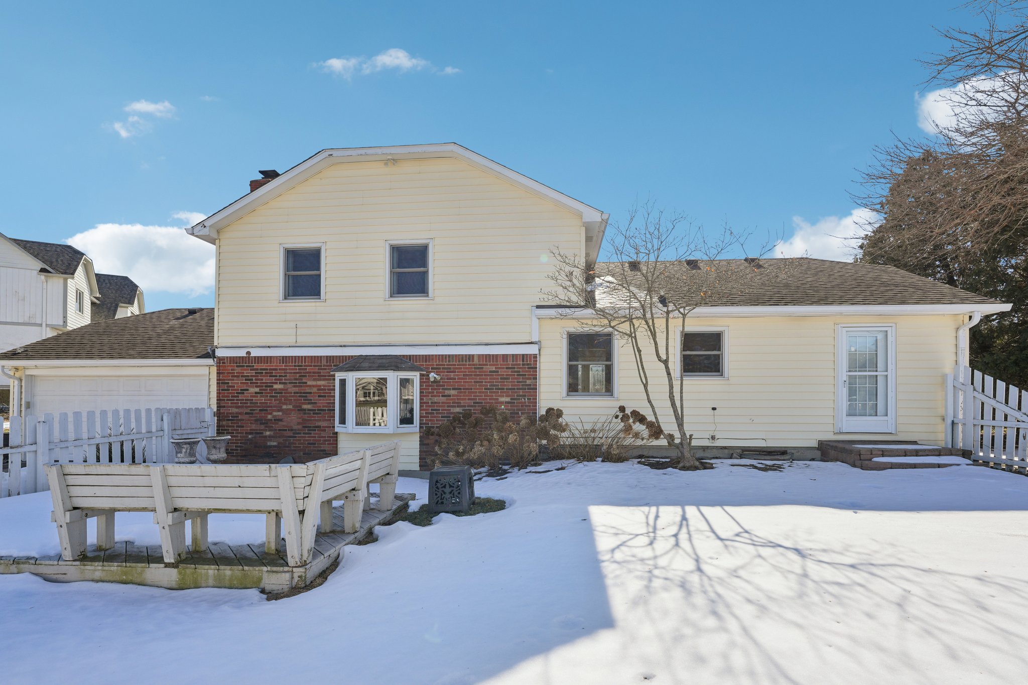 Greyhound Cir-S1202-057.jpg