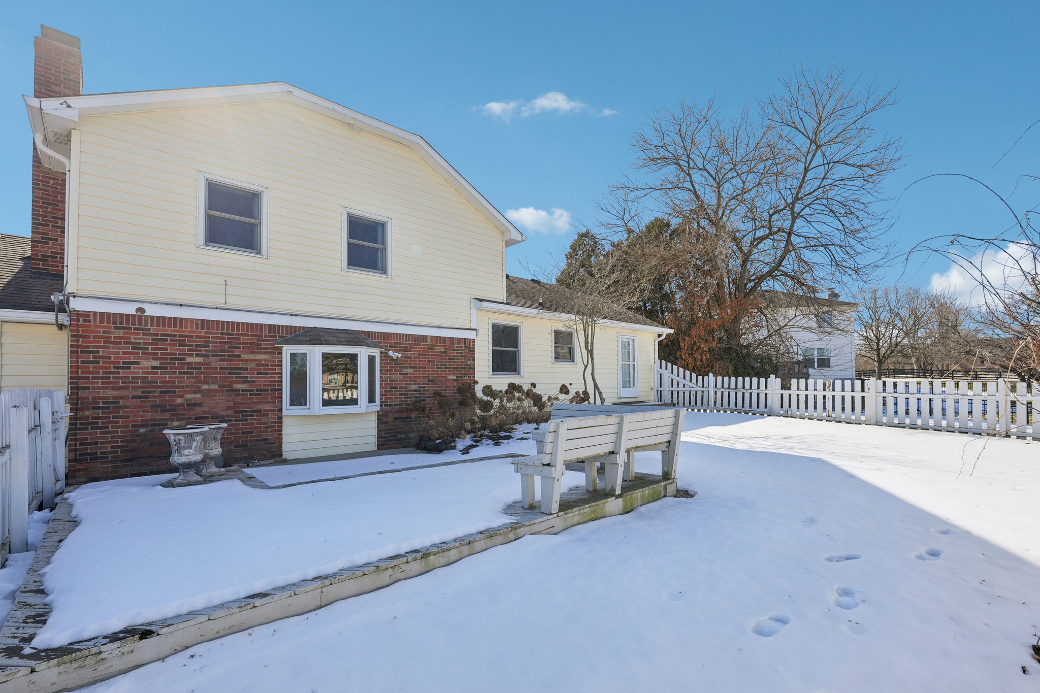 Greyhound Cir-S1202-058.jpg