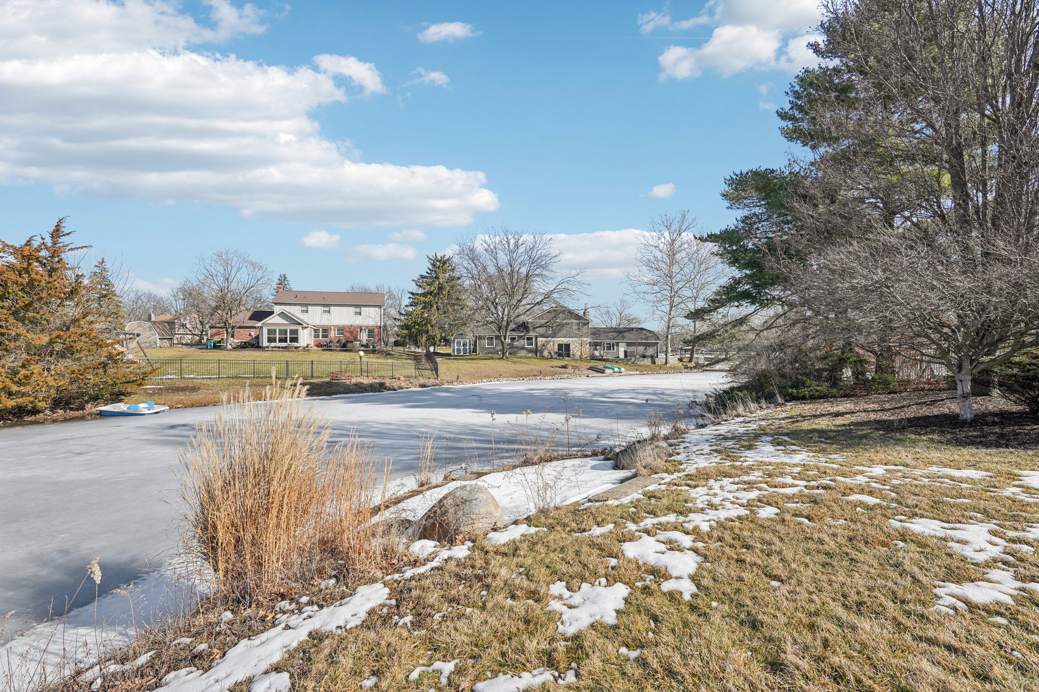 Greyhound Cir-S1402-006.jpg