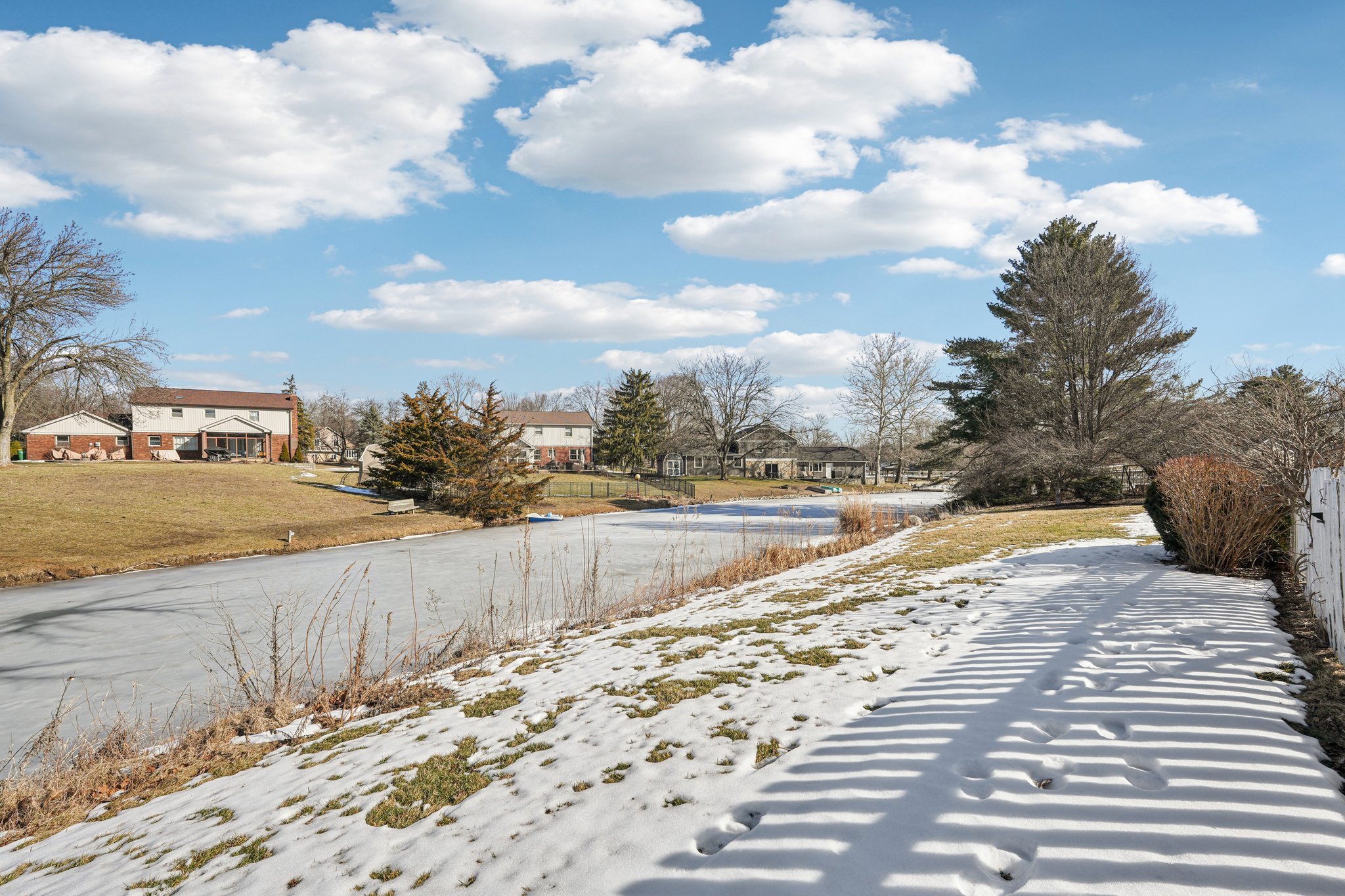 Greyhound Cir-S1402-008.jpg