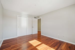 Greyhound Cir-S1202-024.jpg