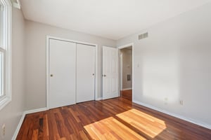 Greyhound Cir-S1202-027.jpg