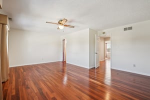 Greyhound Cir-S1202-033.jpg