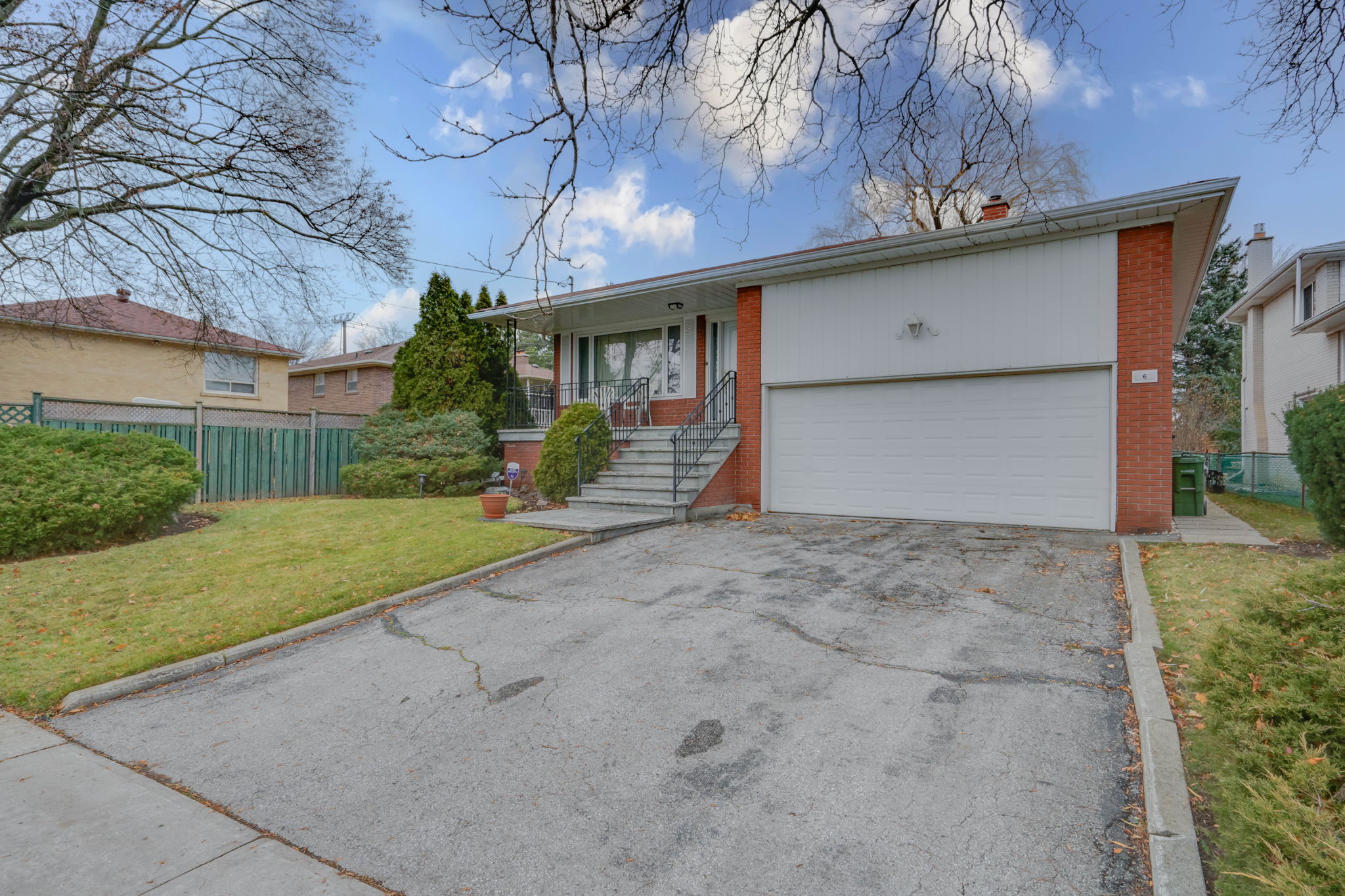 6 Mango Dr Toronto, ON M2K 2H6