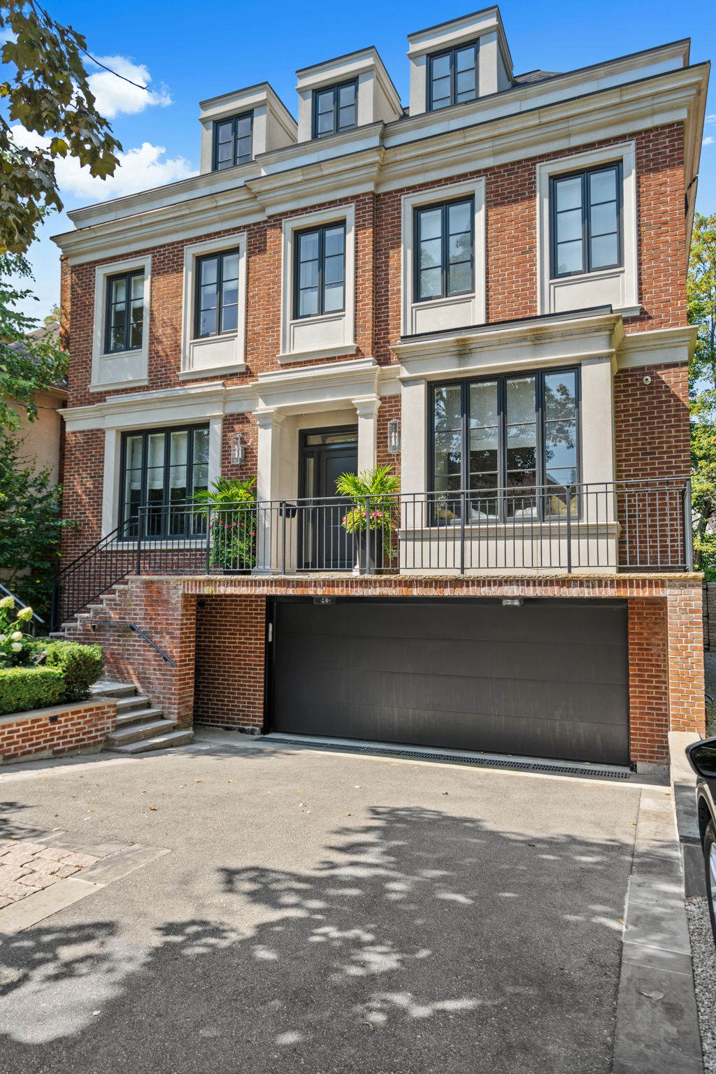 6 Millbank Ave Toronto, ON M5P 1S3
