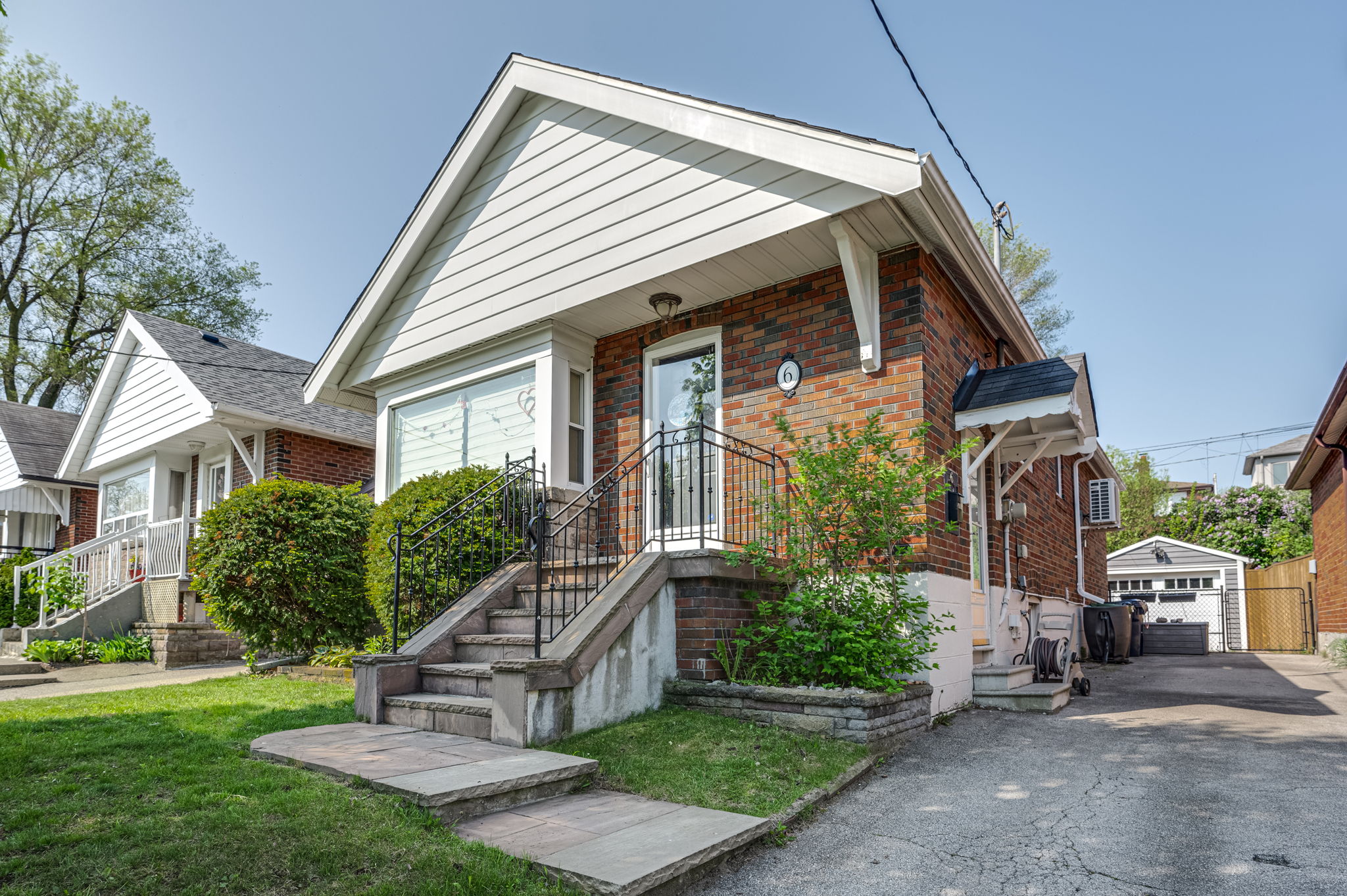 6 Roblin Ave Toronto, ON M4C 3P8