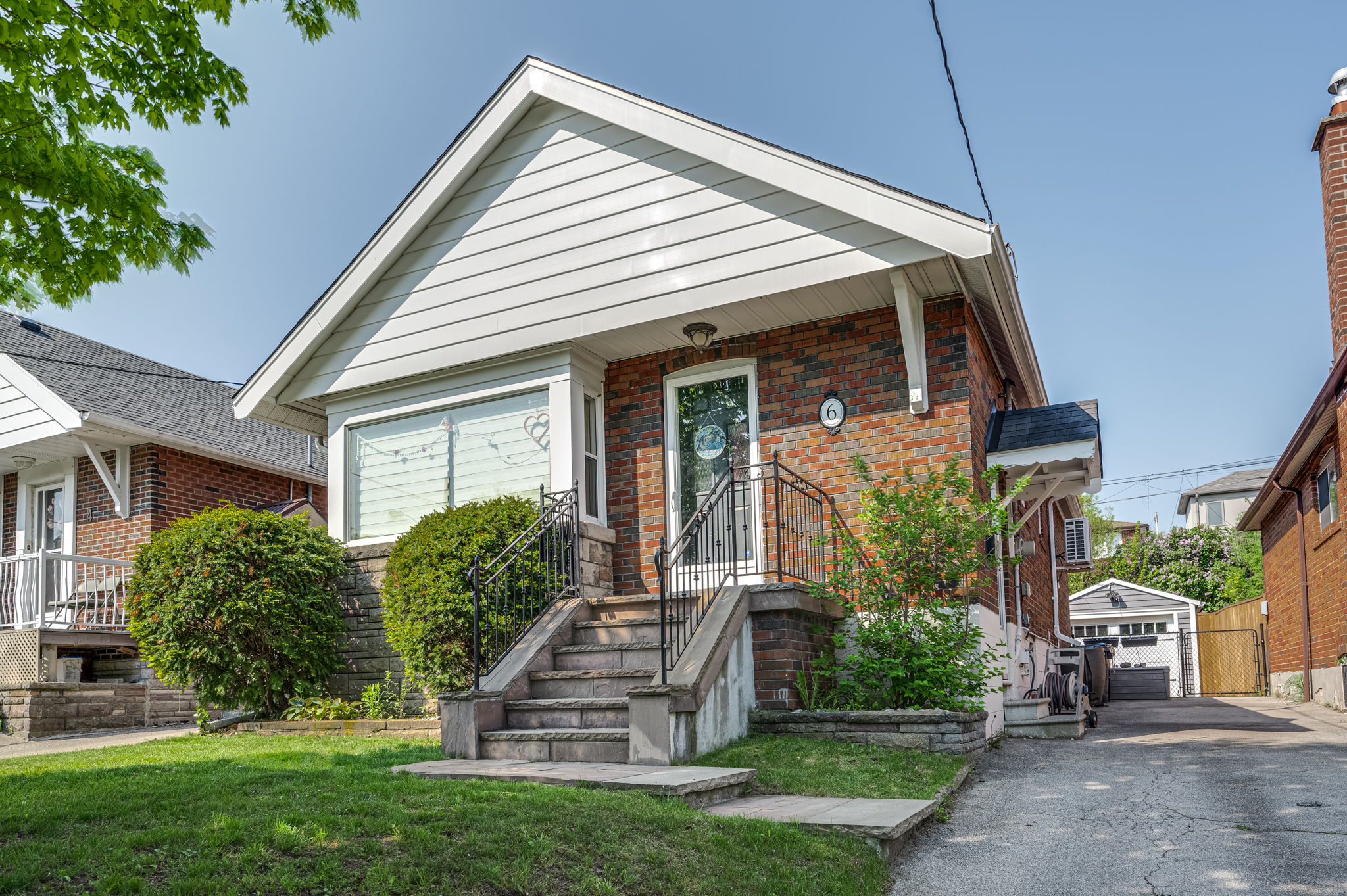 6 Roblin Ave Toronto, ON M4C 3P8