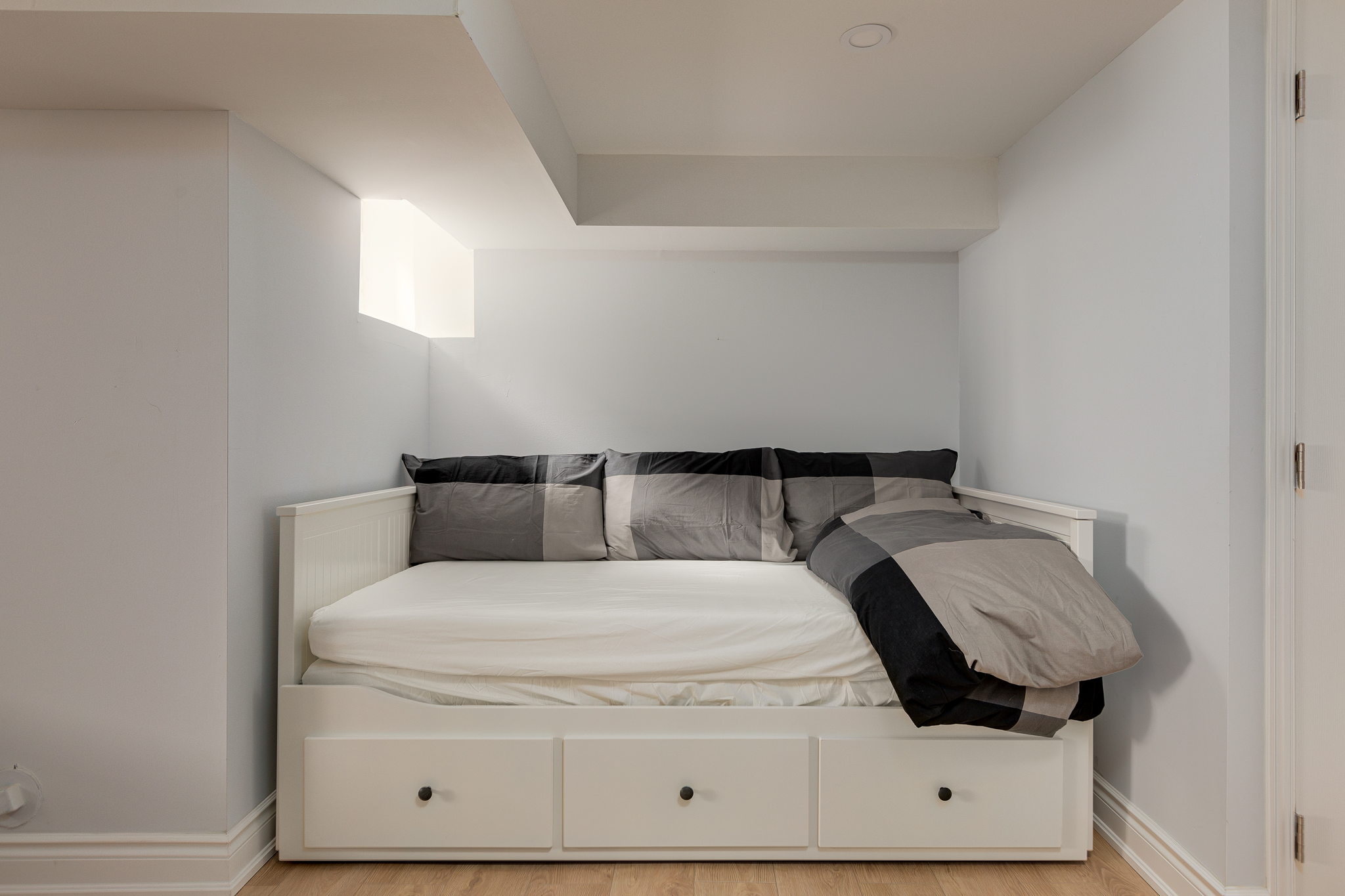 Toronto property showcase — delivered property photograph 36