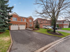 60 Gatcombe Cir, Richmond Hill ON