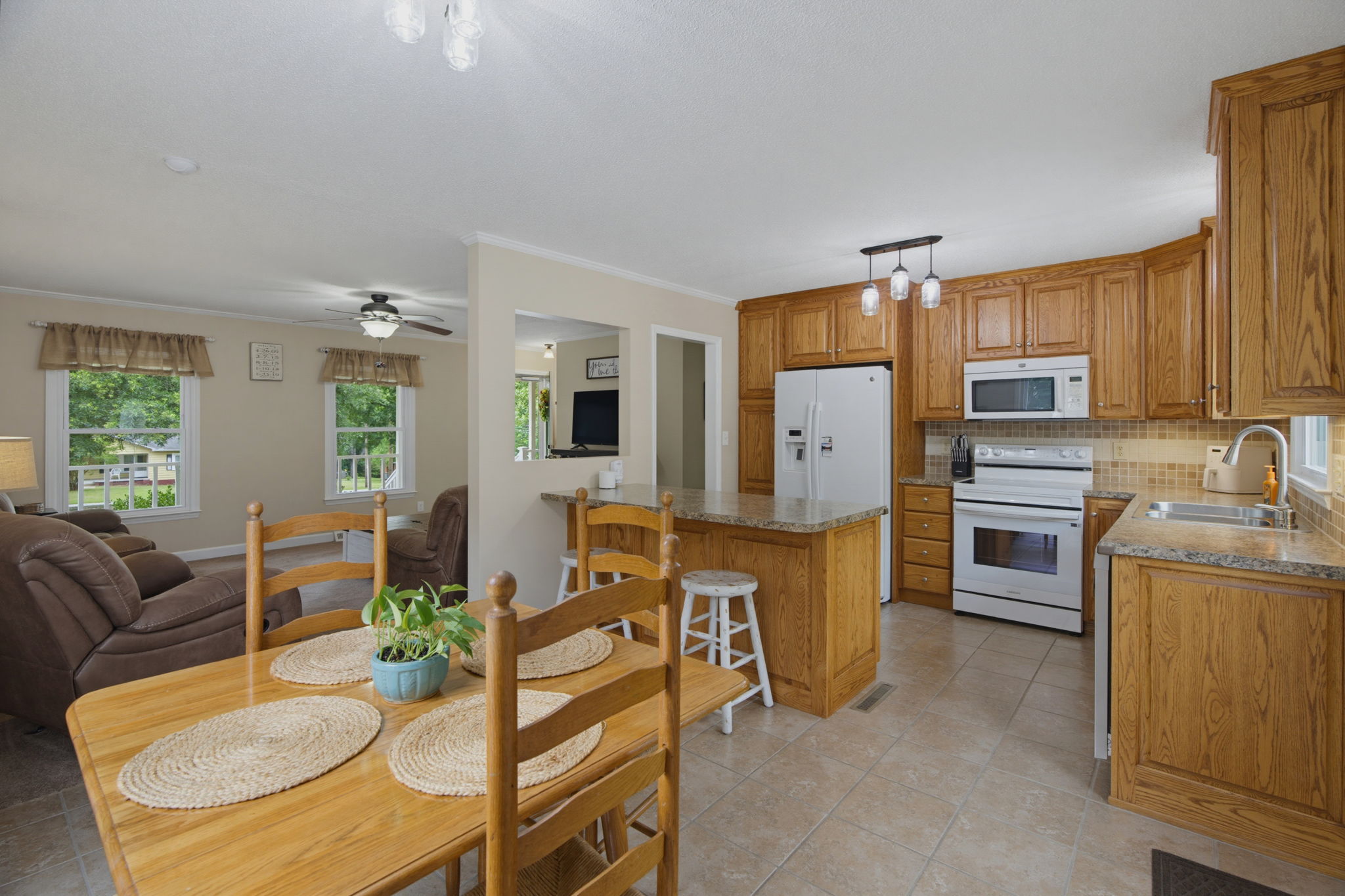 600 Fisher St-9