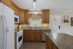 600 Fisher St-11