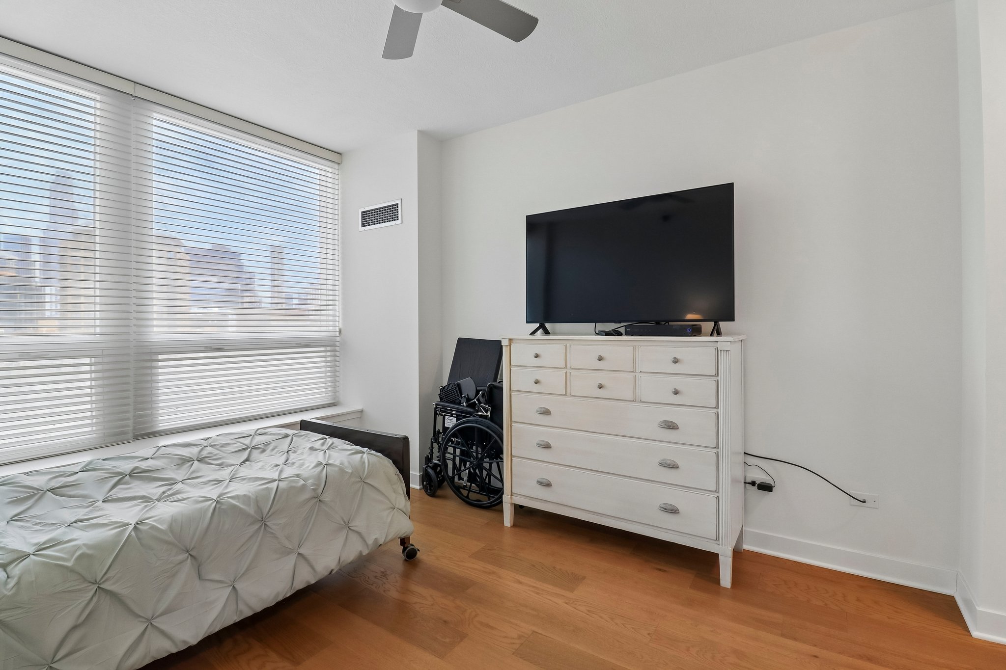 N Kingsbury St 1005-S0206-017.jpg