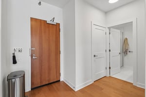 N Kingsbury St 1005-S0206-004.jpg