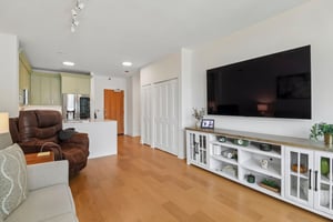 N Kingsbury St 1005-S0206-006.jpg