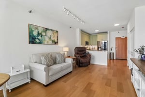 N Kingsbury St 1005-S0206-007.jpg