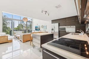 Collins Ave 306-013.jpg