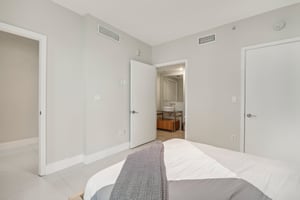 Collins Ave 306-019.jpg