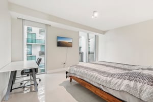Collins Ave 306-024.jpg