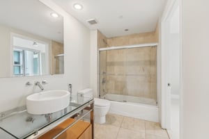Collins Ave 306-030.jpg