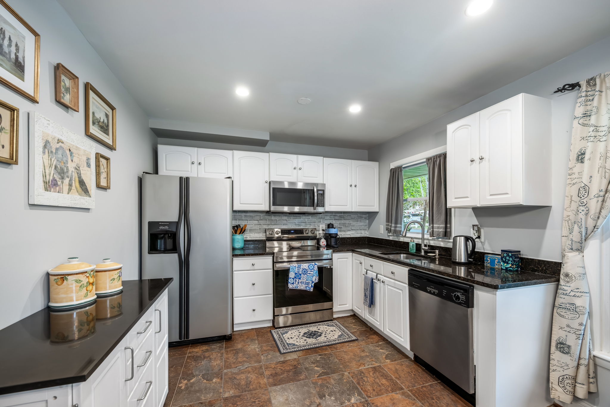 Updated eat-in kitchen