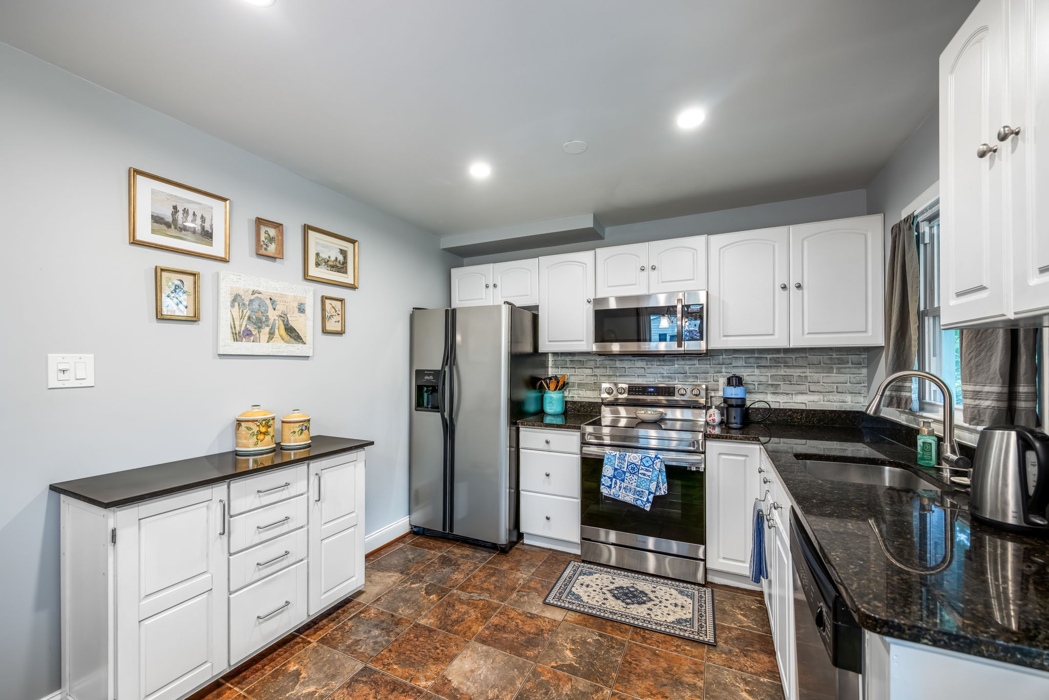 Updated eat-in kitchen