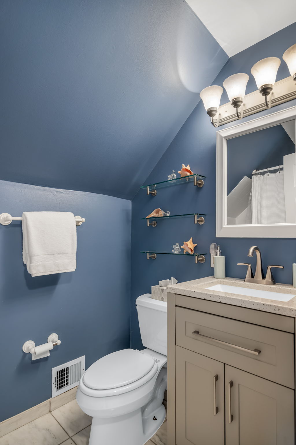 Upper Level Full Bathroom