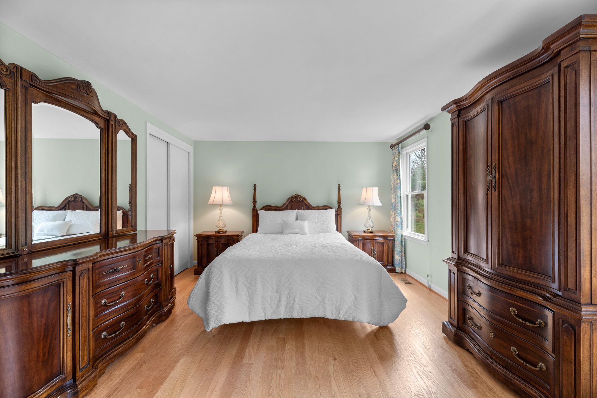 28. Upper bedroom.jpg