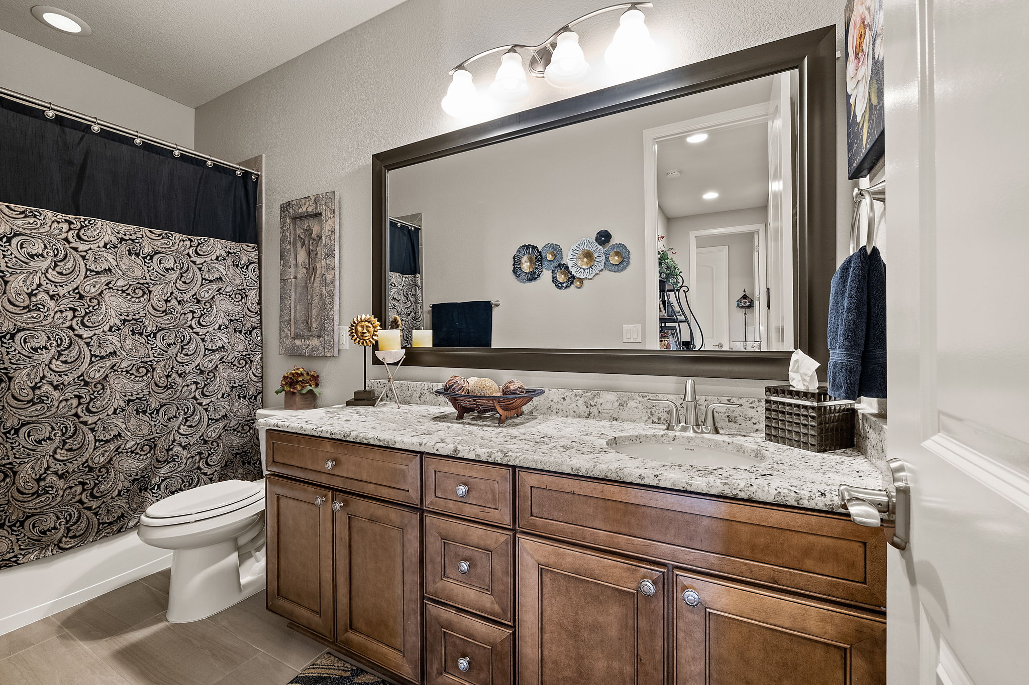 Main Floor Bath 4