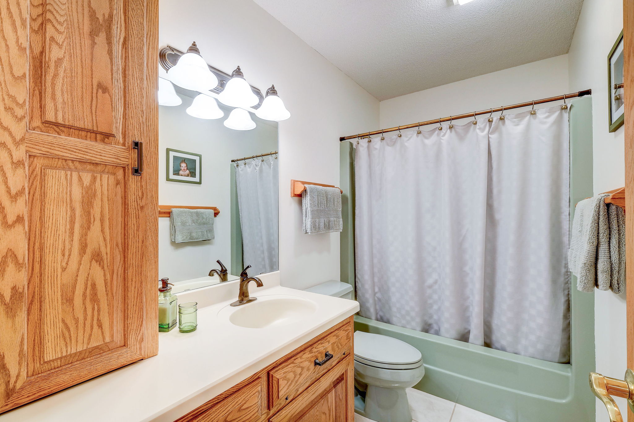 10 Upstairs bathroom