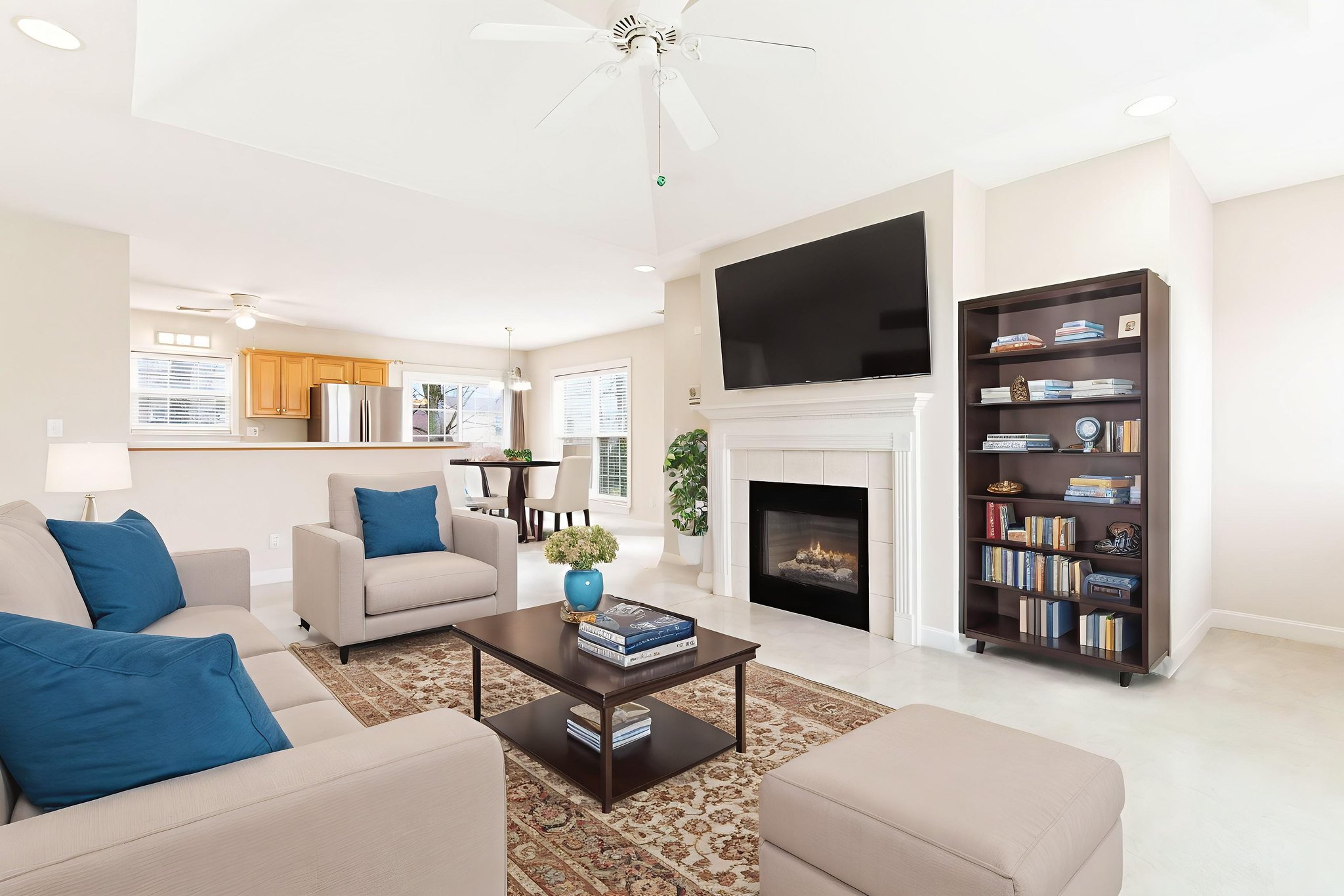 6015 Wooded Creek Dr-8 virtually staged.jpeg