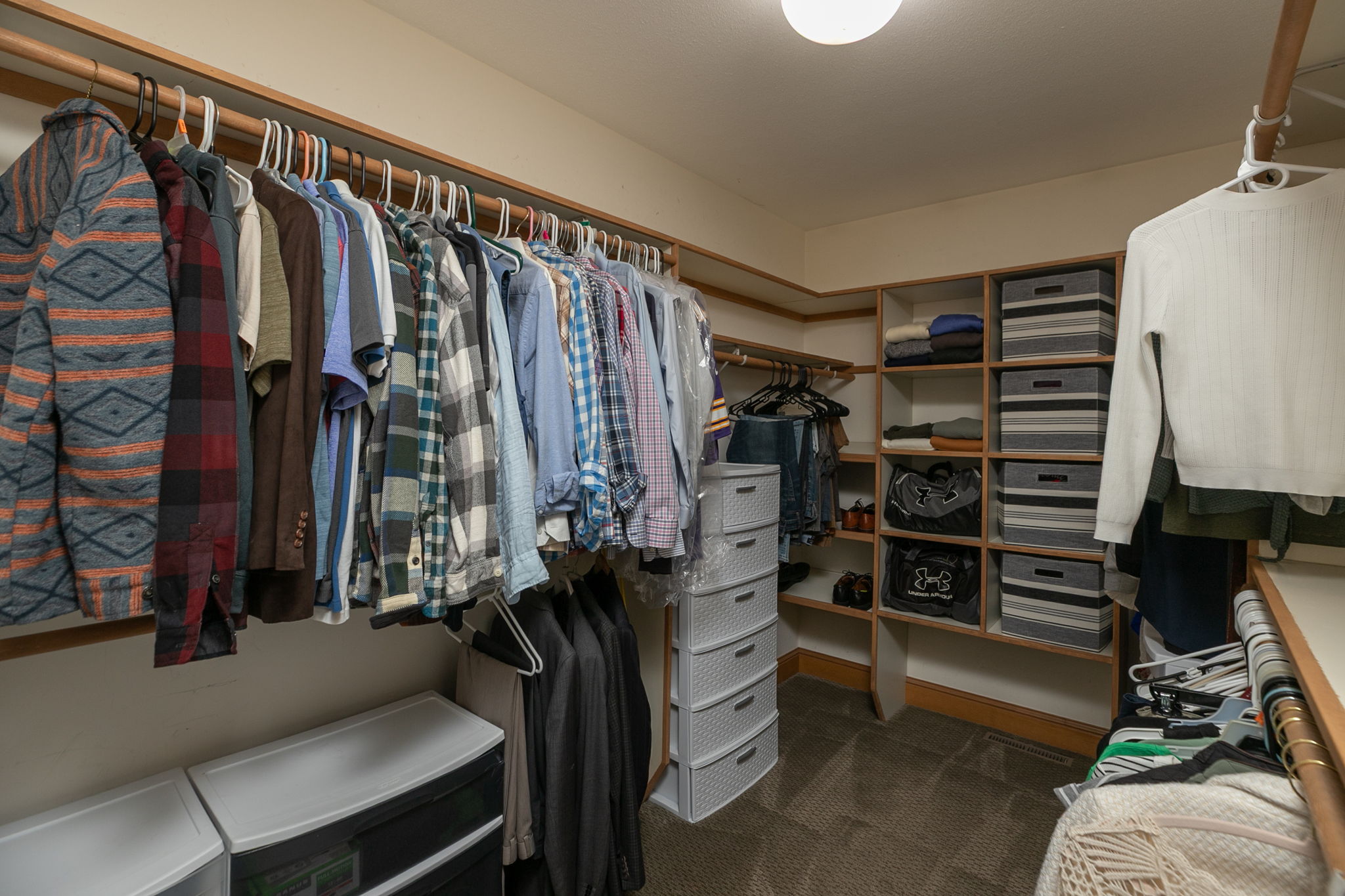 34-Walk in Closet