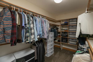 34-Walk in Closet
