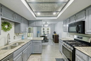 Kitchen/Breakfast Area