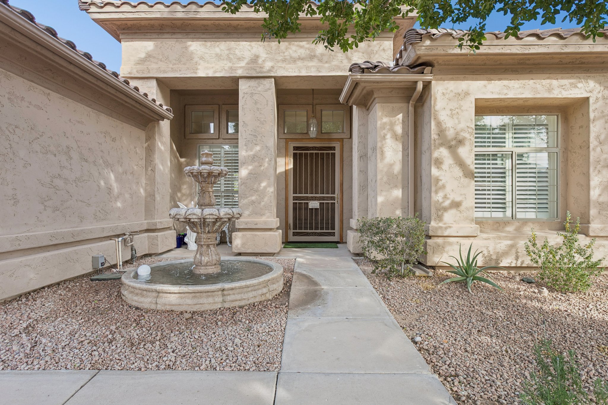 6020 E Hartford Ave - 001.jpg