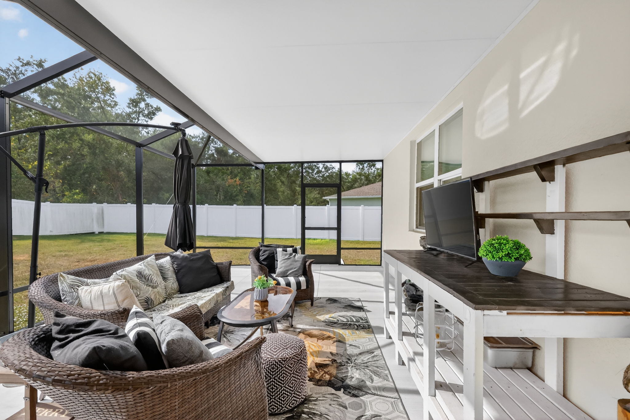 Expansive Lanai with Extended Birdcage