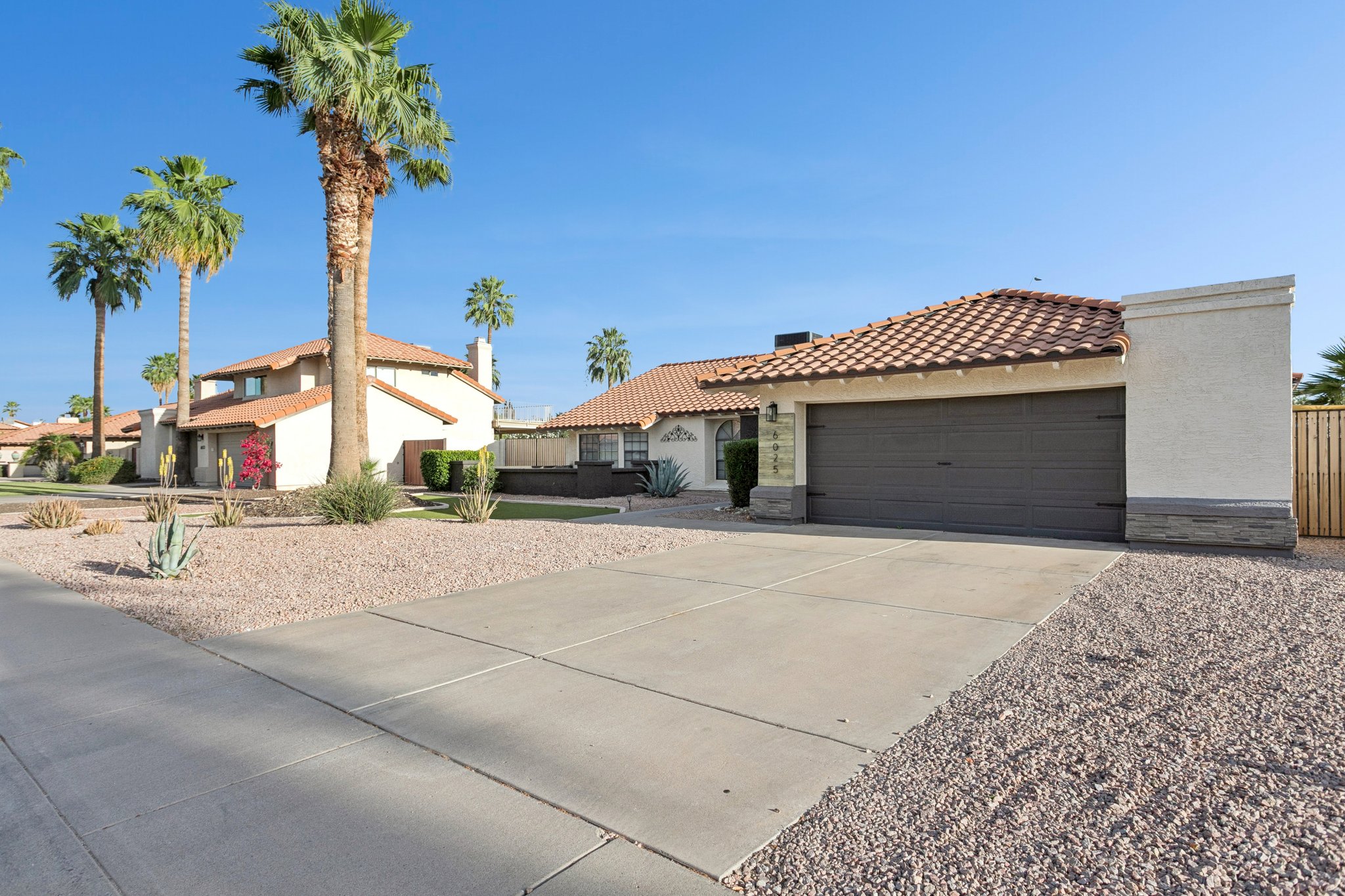 6025 E Beck Ln - 002.jpg