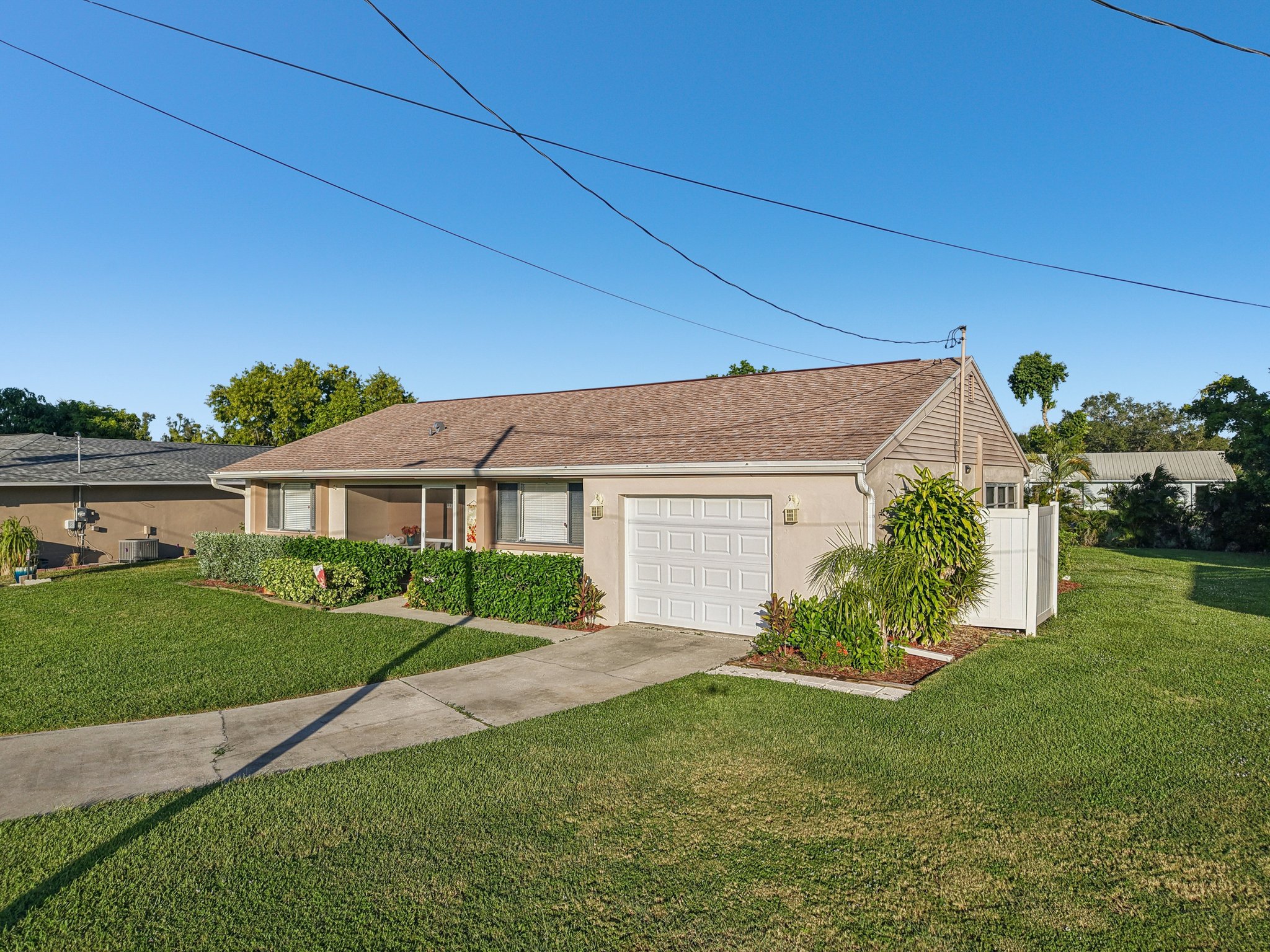 NE 17th Pl-S2510-030.jpg