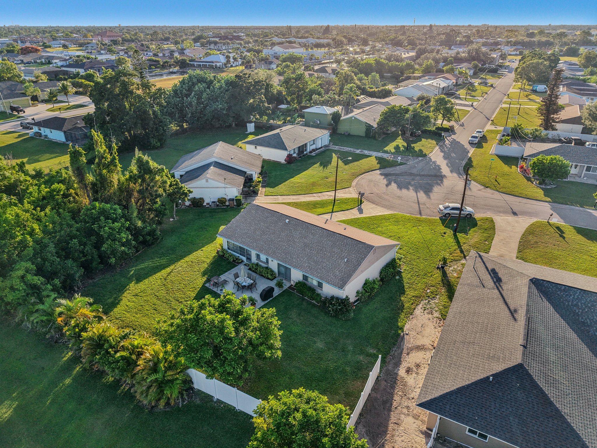 NE 17th Pl-S2510-042.jpg