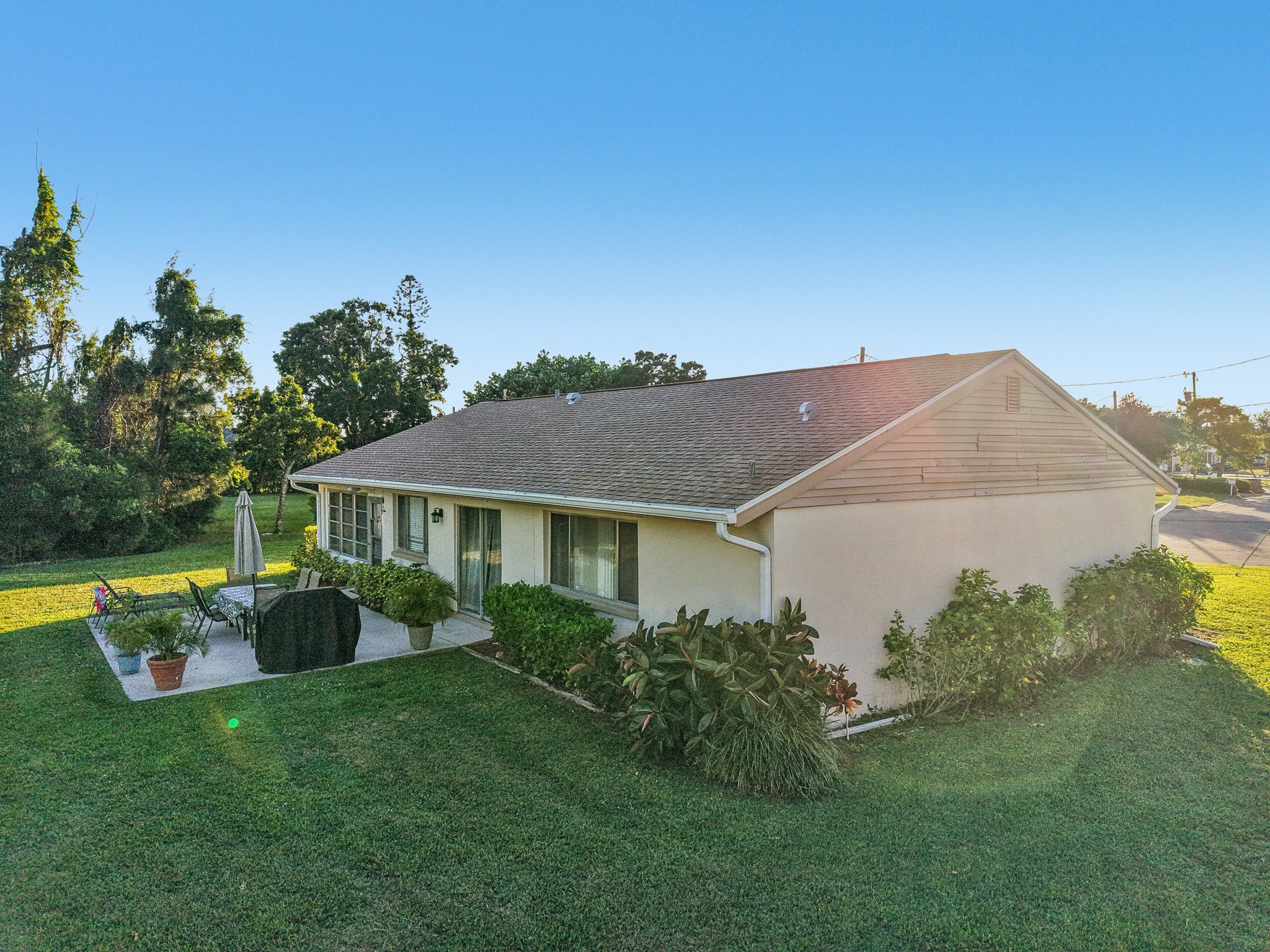 NE 17th Pl-S2510-046.jpg