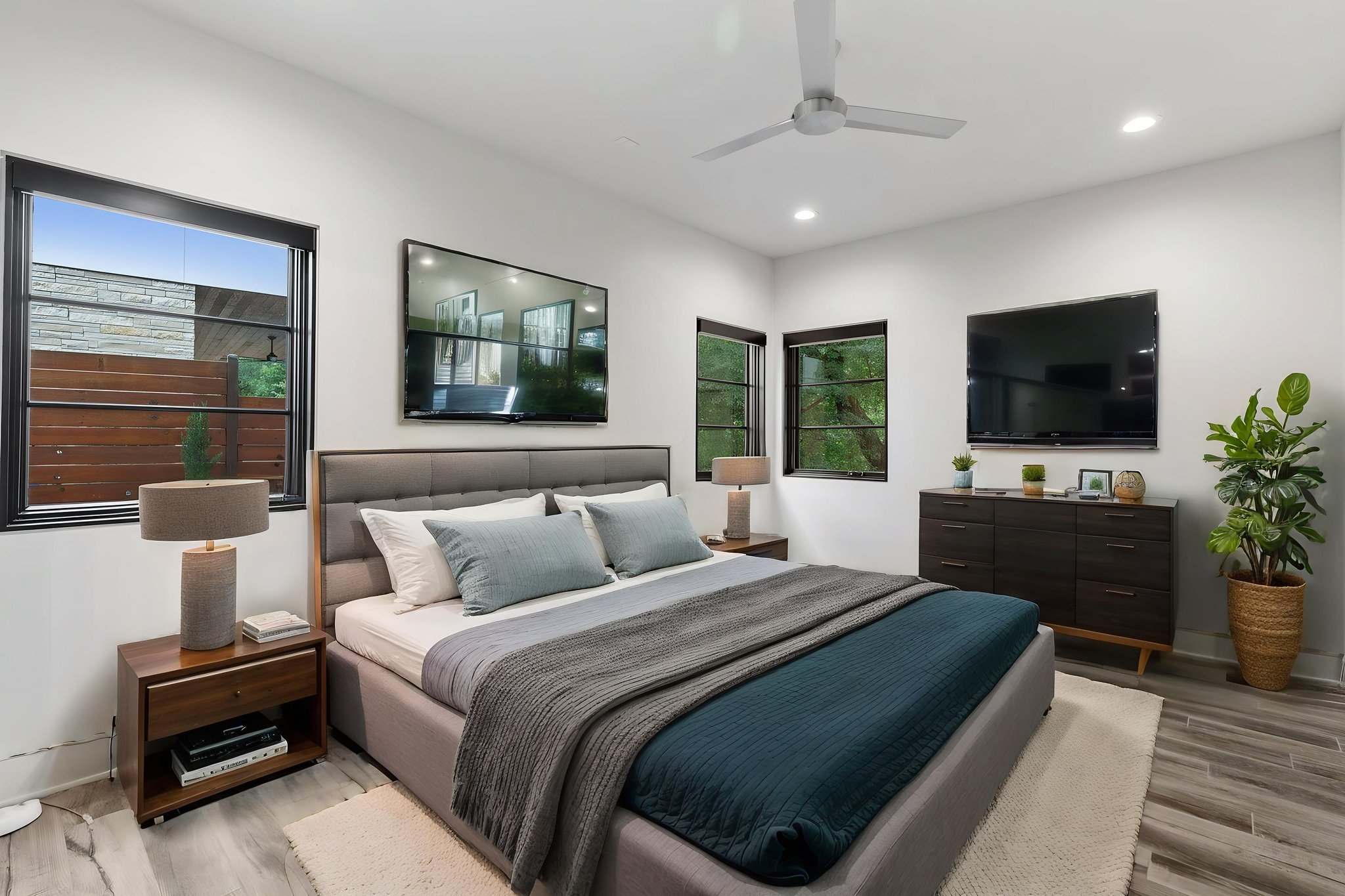 DSC02129 virtually staged.jpeg