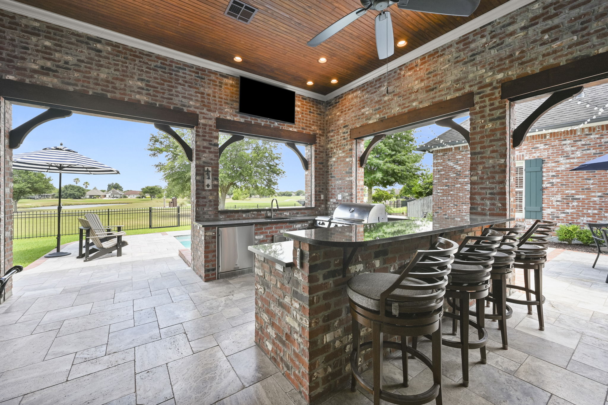 Outdoor Kitchen and Bar