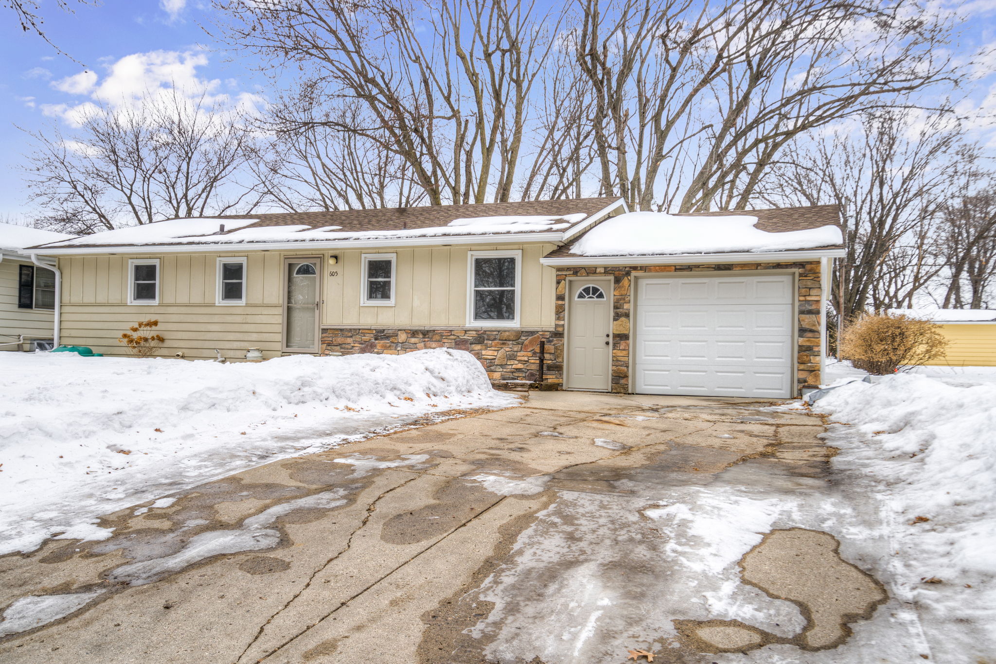  605 Franklin Ave SW, Watertown, MN 55388, US
