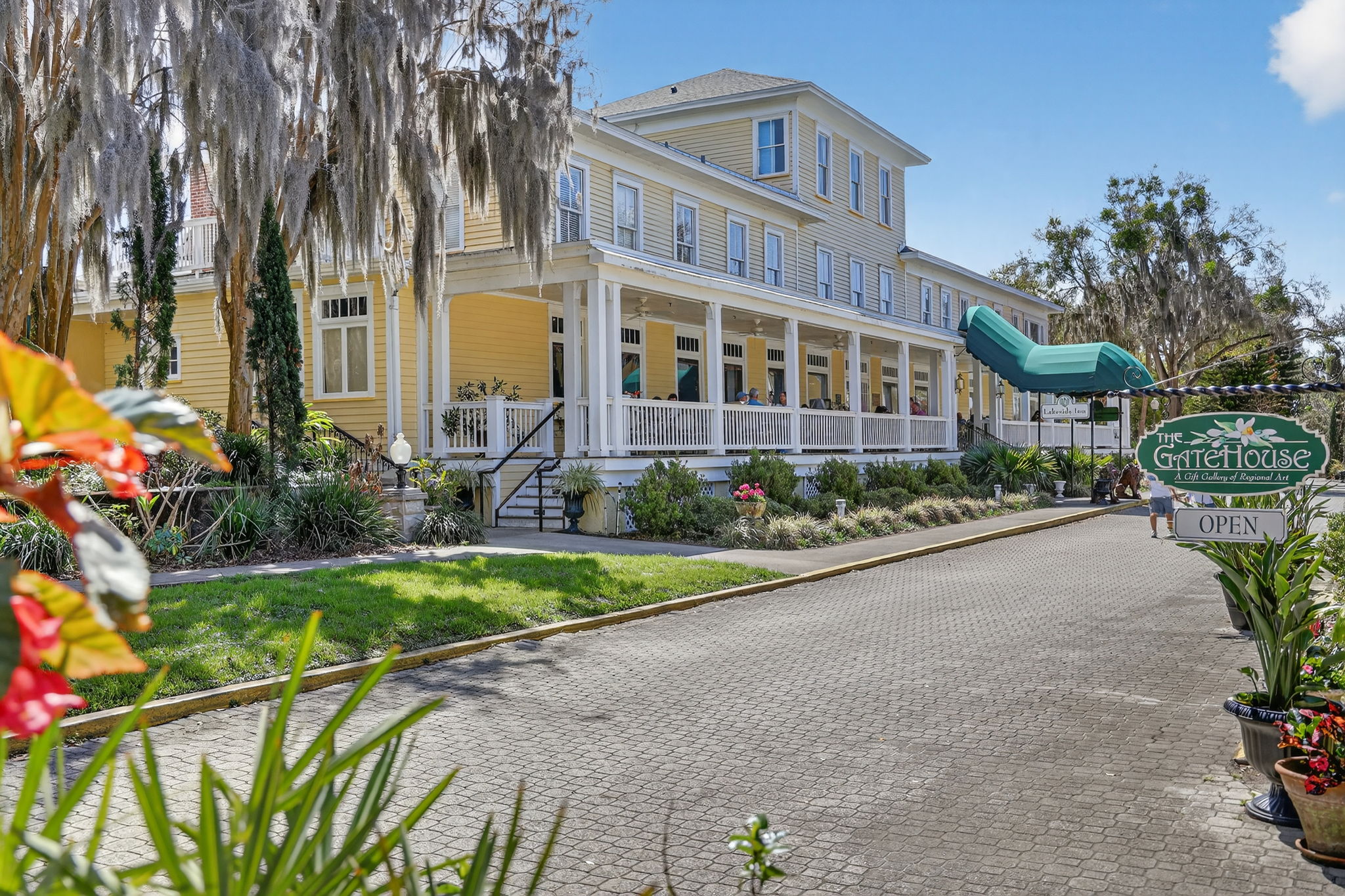historic Lakeside Inn
