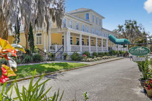 historic Lakeside Inn
