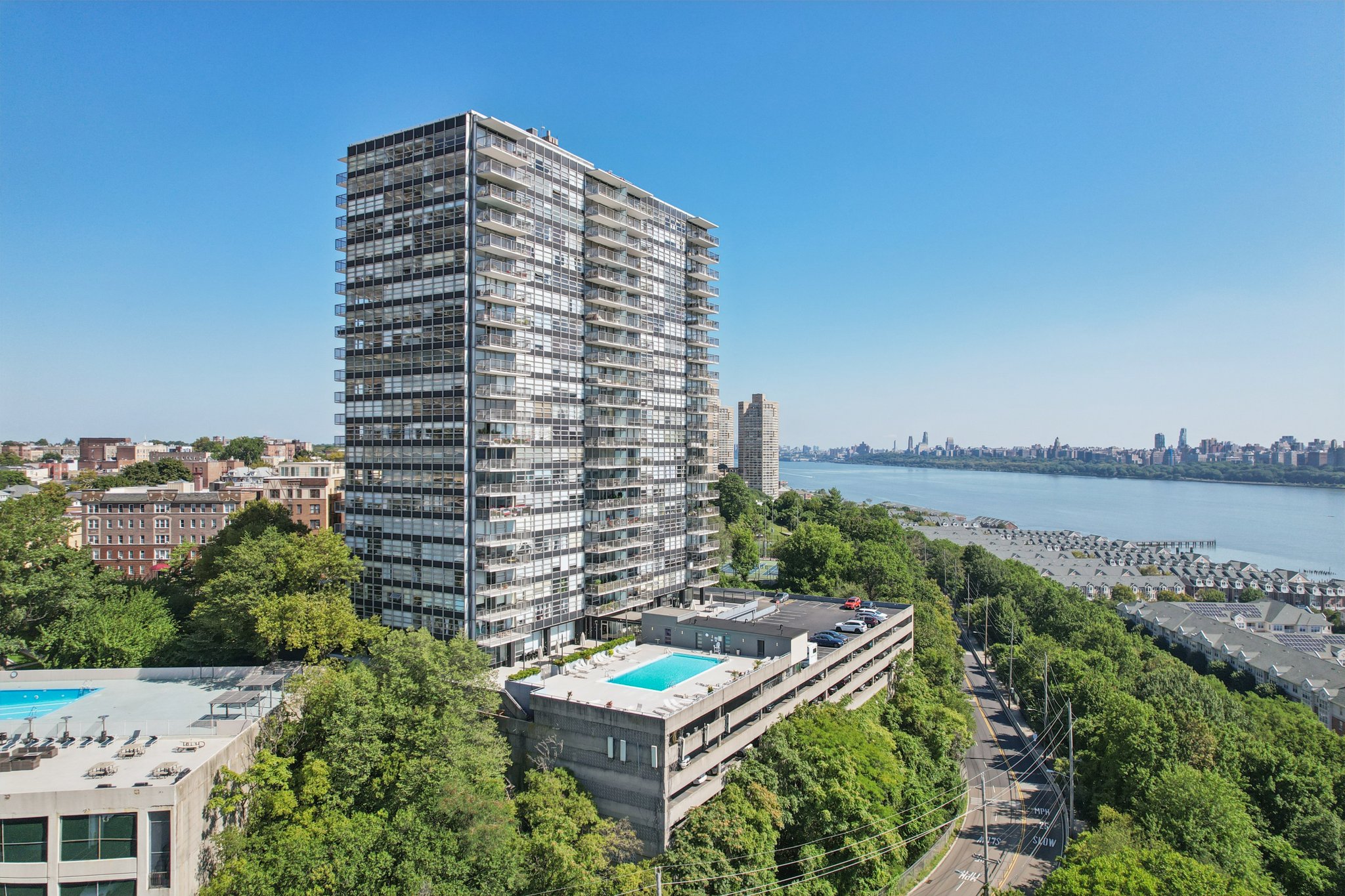 Boulevard East-S1509-1-010.jpg