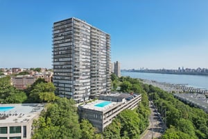 Boulevard East-S1509-1-010.jpg