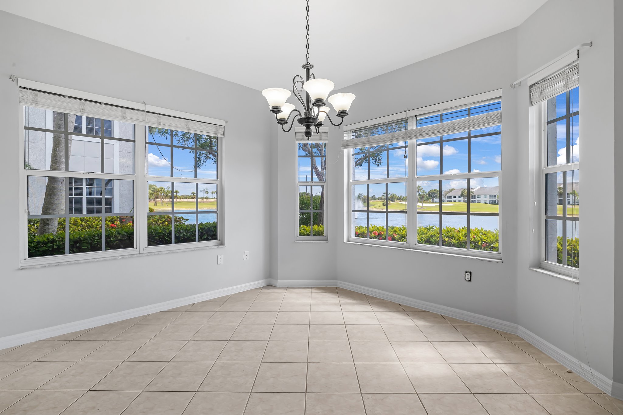 Breakfast Nook 1.jpg